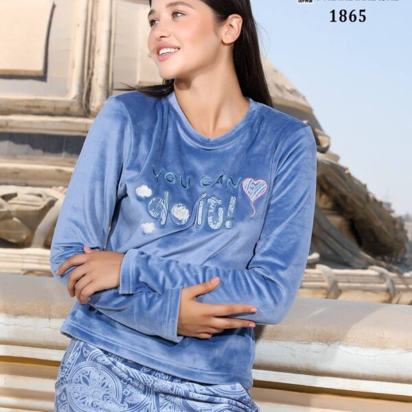 بيجامة قطيفة وشين حريمي